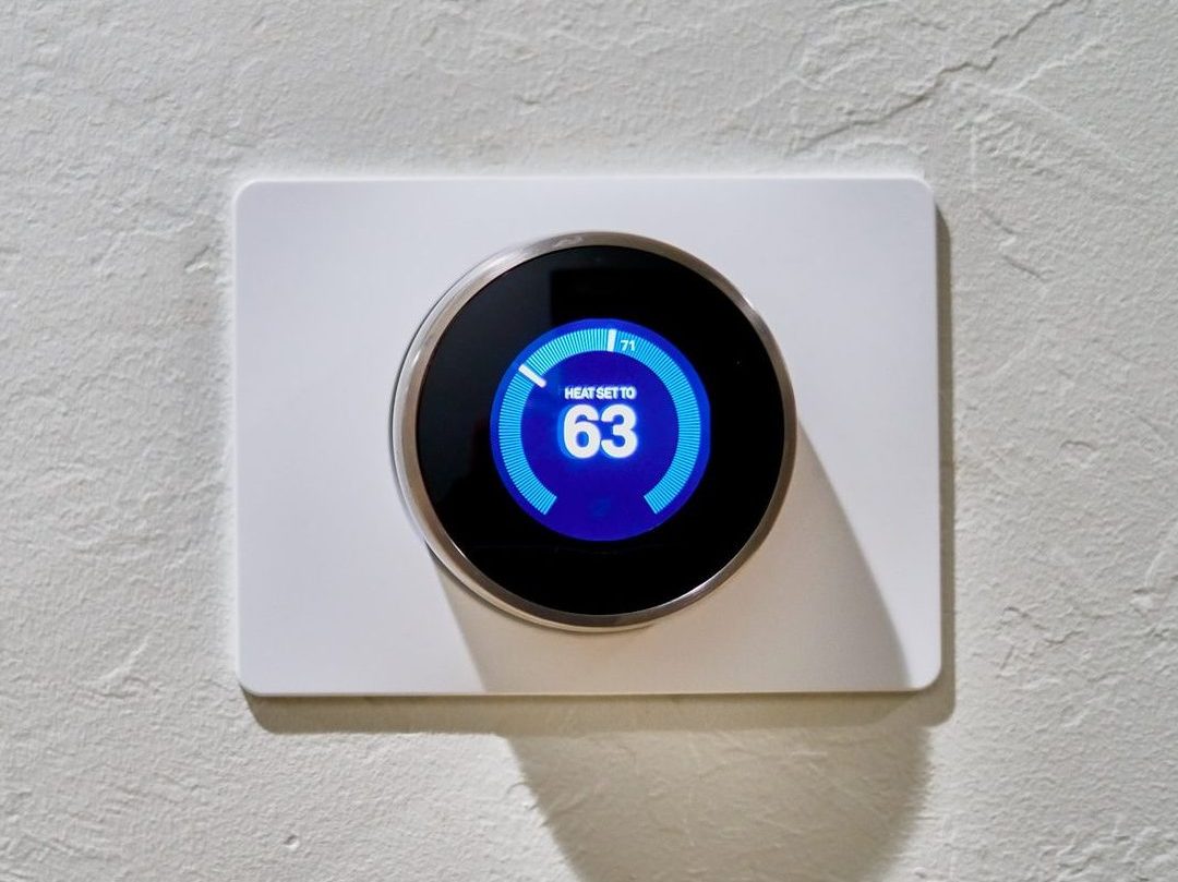 white thermostat at 62